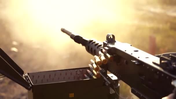 Maschinengewehrfeuer Maschinengewehrmunition Großkalibergeschosse Maschinengewehrgürtel — Stockvideo