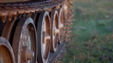 Tank tırtılı. Askeri tankın üzerindeki tırtıl izleri hareket ediyor. Ukrayna 'da savaş. Sivillerin vurulması. askeri eylem.
