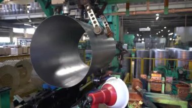 Metal yapıların üretimi. Paslanmaz çelik. Fabrikada metal ürünleri. Metal yuvarlanan makineler. Otomatik makineler. Taşıyıcı satır.