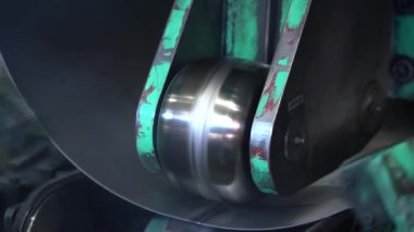Metal yapıların üretimi. Paslanmaz çelik. Fabrikada metal ürünleri. Metal yuvarlanan makineler. Otomatik makineler. Taşıyıcı satır.