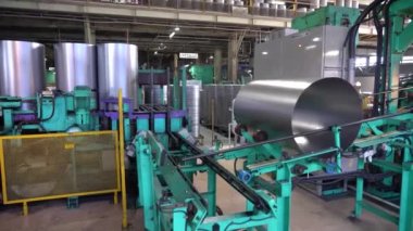 Metal yapıların üretimi. Paslanmaz çelik. Fabrikada metal ürünleri. Metal yuvarlanan makineler. Otomatik makineler. Taşıyıcı satır.