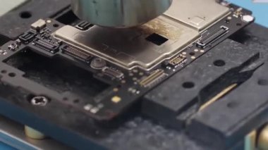 Elektrikli bir cihazda mikro devreler. Bilgisayar ana kart çipi. Slotlar, mikroçip ve mikroişlemciler.