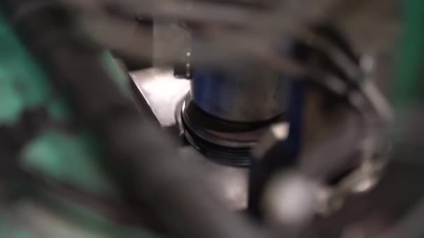 機械油生産工場 エンジンオイル付きの金属製バレル エンジンオイルを分配するためのコンベアライン 潤滑剤の貯蔵と供給 産業企業 — ストック動画