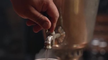 Sıcak içecek. Bardağa sıcak çay dolduruyorum. Çay yaprakları. Çay demliyorum. Kışın ılık bir içecek. Samovar.