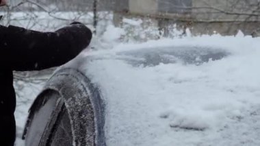 Kardan arabayı temizle. Kar yağışı. Beyaz kar.