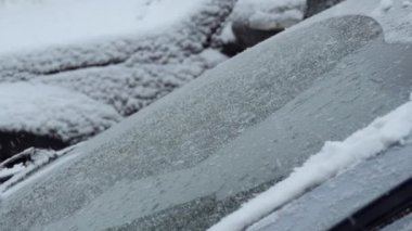 Silecekler temiz kar kaplı ön camlar