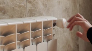 Isı radyatör düğmesi. Isıtma radyatörünün ısısını ayarlıyorum. Isıtıcıyı aç. Isıtıcıyı kapat..