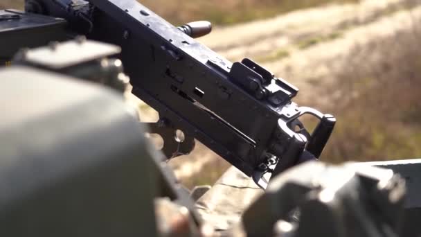 Кулеметник Стріляє Кулеметні Боєприпаси Кулі Великого Калібру Кулеметний Пояс — стокове відео