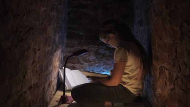乌克兰战争 网上远程教学 地下室里的作业 一个女学生在防空洞里做作业 — 图库视频影像