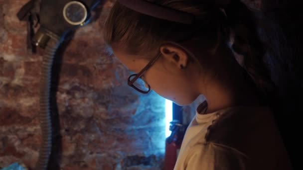 ウクライナの戦争 オンライン距離学校のレッスン 地下の学校で働いてる 女子高生が避難所で宿題をしてる — ストック動画