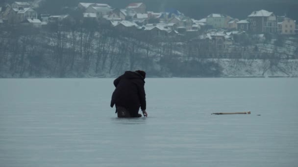 Göldeki Balıkçı Aktif Dinlenme Balıkçı Başında Soğuk Bir Günde Kış — Stok video
