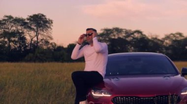 Arabadaki genç adam. Lüks araba kullanan bir işadamı..