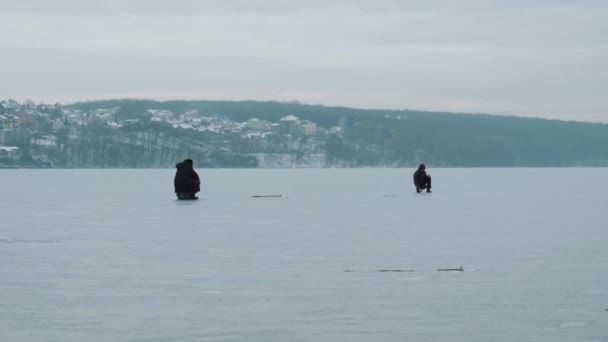 Rybak Jeziorze Aktywny Odpoczynek Rybak Akcji Zimowe Połowy Chłodny Dzień — Wideo stockowe