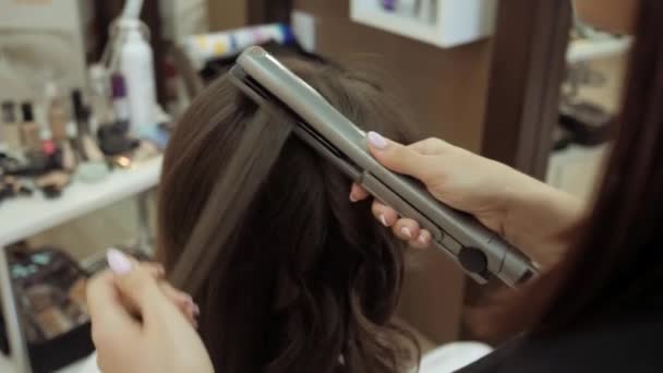 美容室 美容師ツイスト髪 大晦日だ 髪の矯正器 — ストック動画