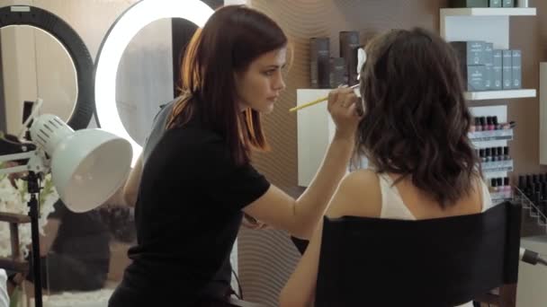 Natuurlijke Cosmetica Huidverzorging Schoonheidssalon Make Aanbrengen Make Artiest Aan Het — Stockvideo