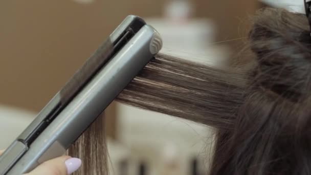 Beauty Salon Hairdresser Twist Hair New Years Eve Hair Straightener — Stock Video