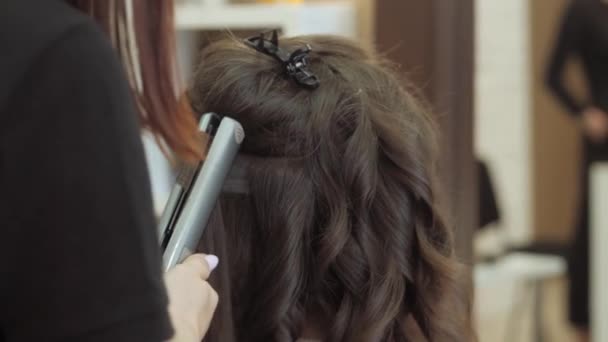 Beauty Salon Hairdresser Twist Hair New Years Eve Hair Straightener — Vídeo de stock