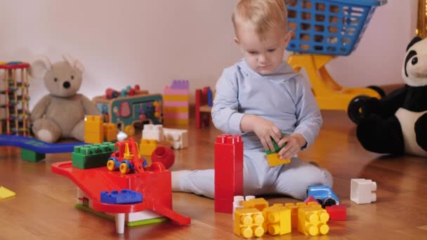 Toddlers Build Tower Kindergarten Child Playing Colorful Toys — Stock Video