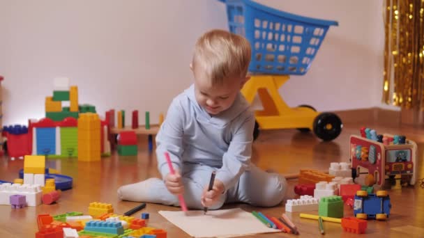 Bebekler Anaokulunda Bir Kule Inşa Ederler Çocuk Renkli Oyuncaklarla Oynuyor — Stok video
