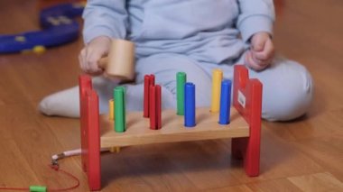 Bebekler anaokulunda bir kule inşa ederler. Çocuk renkli oyuncaklarla oynuyor.