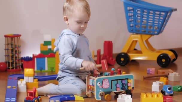 Тоддлеры Строят Башню Детском Саду Дети Играют Красочными Игрушками — стоковое видео