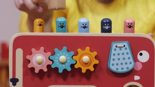 Bebekler Anaokulunda Bir Kule Inşa Ederler Çocuk Renkli Oyuncaklarla Oynuyor — Stok video
