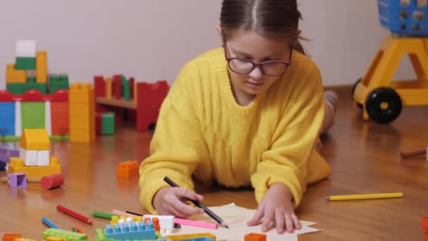Småbarn Bygger Ett Torn Dagis Barn Leker Med Färgglada Leksaker — Stockvideo