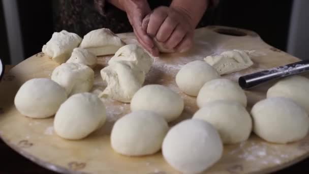 Βήξε Γιαγιά Ζυμώνει Ζύμη Φτιάχνω Ψωμί Ζύμη Αρτοποιίας — Αρχείο Βίντεο