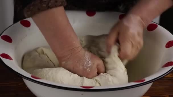 Бабки Бабушка Смешивает Тесто Делаю Хлеб Пекарь Делает Тесто — стоковое видео