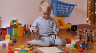 Bebekler anaokulunda bir kule inşa ederler. Çocuk renkli oyuncaklarla oynuyor.