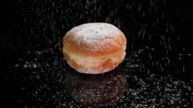 Hanuka. Çörekler. Sufganiyot. Pudra şekeri serpin. Hanuka çöreği..