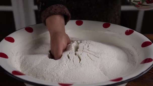 おばあちゃんは生地を混練 パンを作る パン屋さん — ストック動画