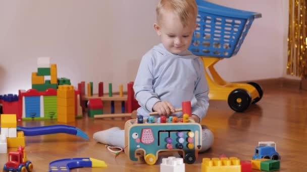 Toddlers Build Tower Kindergarten Child Playing Colorful Toys — Stockvideo