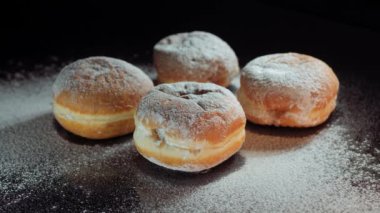 Hanuka. Çörekler. Sufganiyot. Pudra şekeri serpin. Hanuka çöreği..
