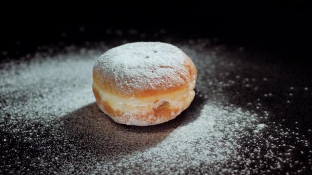 Een Chanoeka Donuts Sufganiyot Bestrooi Met Poedersuiker Donaudonut — Stockvideo