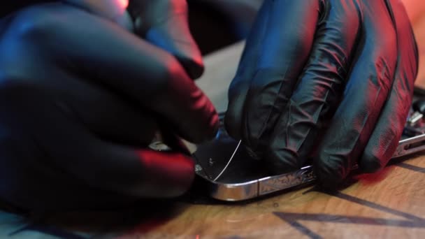 手袋の修理工は電子機器をはんだ付けしている — ストック動画