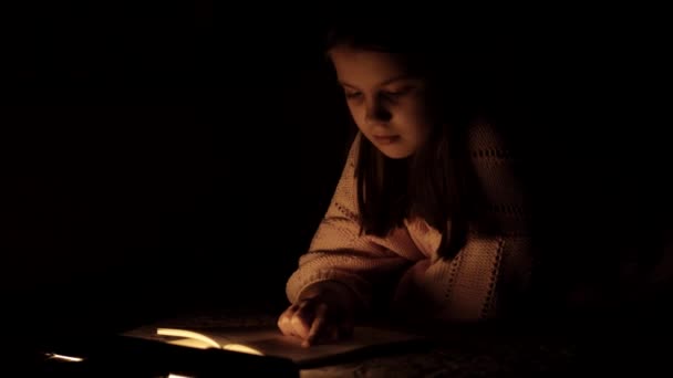 Krig Ukraina Flickan Läser Bok Energikris Läs Mörkret Bokläsning — Stockvideo