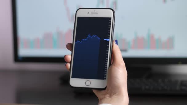 Stock Market Exchange Chart Checking Stock Market Data Mobile Phone — 图库视频影像