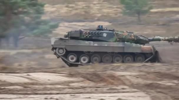 タンク キャタピラー キャタピラーは軍の戦車の動きを追跡する ウクライナでの戦争 民間人の銃だ 軍事行動 — ストック動画
