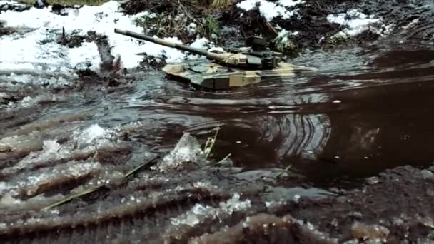 애벌레 탱크의 애벌레 자국이 움직이고 우크라이나 민간인을 피하는 — 비디오