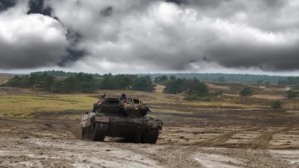 Τανκ Κάμπια Ίχνη Κάμπιας Στρατιωτικό Τανκ Κινούνται Πόλεμος Στην Ουκρανία — Αρχείο Βίντεο