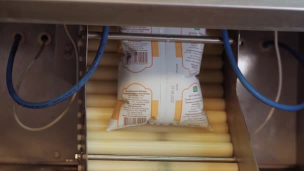 Envase Leche Fábrica Lácteos Línea Transportadora Máquina Automática — Vídeos de Stock