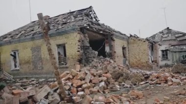 Yıkılmış evler. Yüksek binaların yıkımı. Deprem oldu. Felaket!.