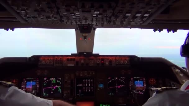 조종사들은 고도에서 비행하는 비행기의 변수를 조정한다 내부에서 바라본 — 비디오