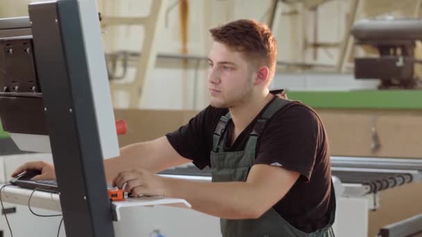 Arbeiter Einem Lager Männer Möbelfabriken Produktion Aus Holz — Stockvideo