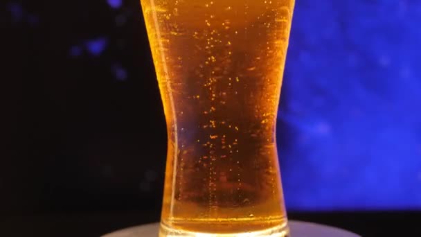 Ψυχρή Μπύρα Ποτήρι Σταγόνες Νερού — Αρχείο Βίντεο