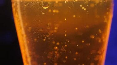 Su damlalarıyla dolu bardakta soğuk light bira.