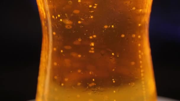 水滴玻璃杯中的冷光啤酒 — 图库视频影像