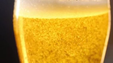 Su damlalarıyla dolu bardakta soğuk light bira.