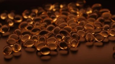 Organik destek vitaminleri sarı kapsüller Omega 3 veya D-3 hapları, makro shot. Beslenme takviyesi, kapat.